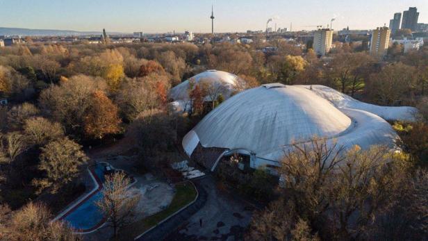 Die Multihalle Mannheim, gesehen aus dem Park.