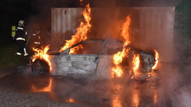 Explosion bei Juwelier-Raub in Wr. Neustadt: Fluchtfahrzeug in Flammen
