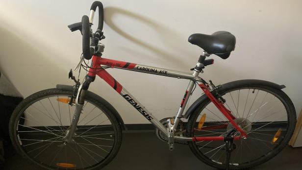 Dieses Fahrrad wurde beim Bahnhof Götzendorf an der Leitha gestohlen. Die mutmaßlichen Diebe wurden gefasst. Der Besitzer kann sich bei der Polizeiinspektion Mannersdorf, unter der Telefonnummer 059133-3326 melden.