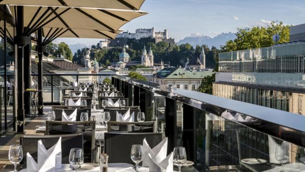 Die Imlauer Sky Bar mit Blick auf die Festung Hohensalzburg.