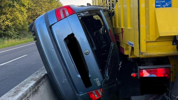 Unfall auf der A4: Auto zwischen Lkw und Trennwand eingeklemmt