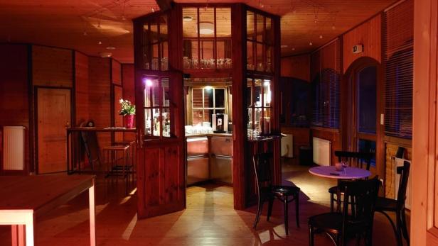 Innenansicht der „Thayabar“ mit Holzvertäfelung und Bar.