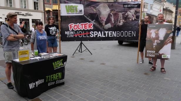 Tierschützer protestierten in Innsbruck gegen Vollspaltenböden bei Rindern