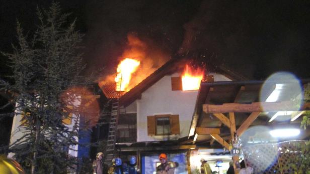 Vier Bewohner retten sich aus brennenden Haus