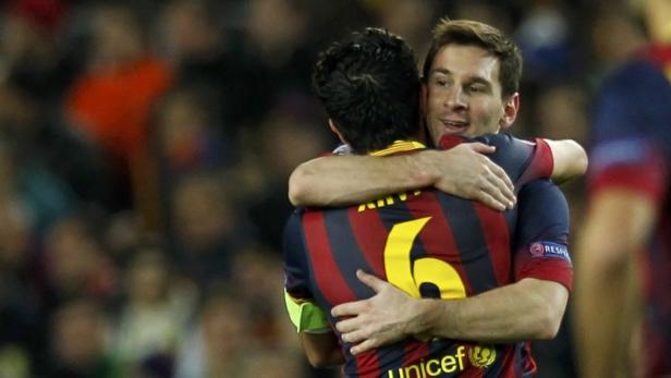 Alles bestens: Xavi herzt Torschütze Lionel Messi.