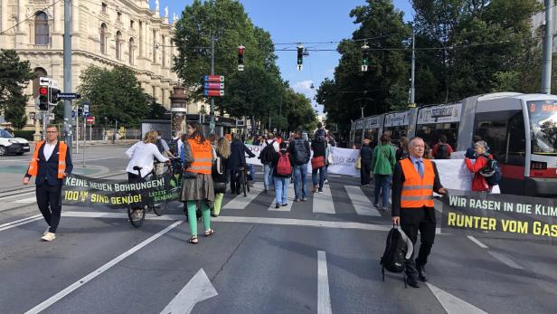 Protestmarsch der Klimakleber am Wiener Ring aufgelöst