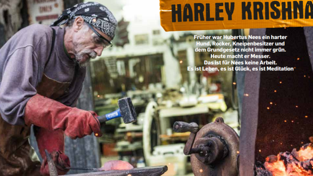 Ein Schmied bearbeitet glühendes Metall mit einem Hammer.