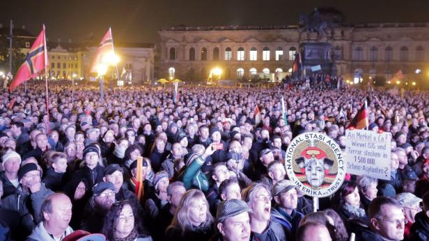 Dresden, Montag Abend: Tausende demonstrieren für Pegida. Während die Politik Pegida als „Wurzel des Hasses“ verurteilt, schließen sich immer mehr den Montags-Demos an  – sie fühlen sich von der Politik verlassen.