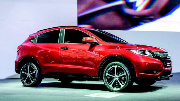 Ein roter Honda HR-V steht auf einer Bühne.