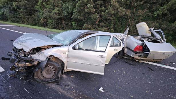 Auto zweigeteilt: Unglaubliches Glück der Insassen nach Unfall