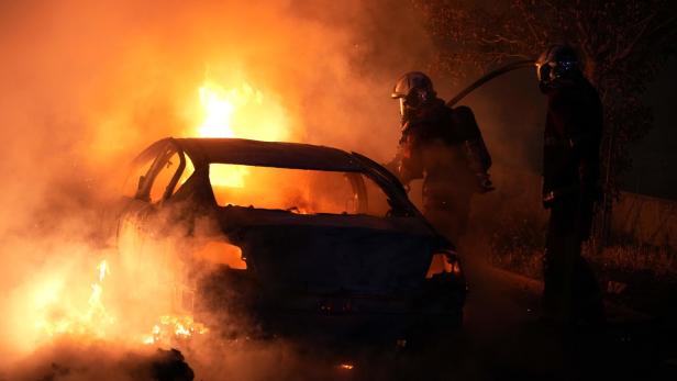 "Erschütternde Lage" bei Paris: Rathäuser, Polizeistationen und Schulen in Brand