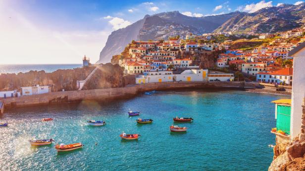 Das Fischerdorf Câmara de Lobos auf Madeira.