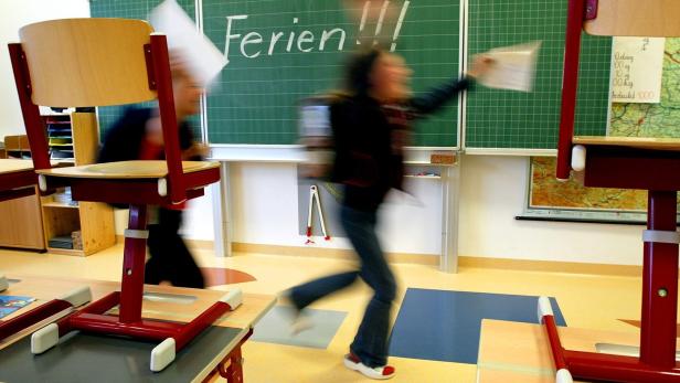 THEMENBILD: SCHULSCHLUSS / FERIENBEGINN