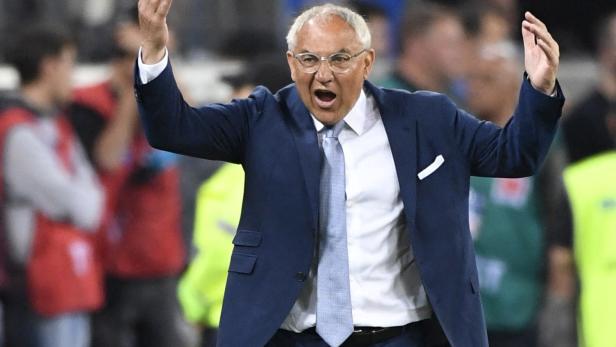 Der Trainer gestikuliert während des Bundesliga-Relegationsspiels zwischen dem Hamburger SV und Hertha BSC.