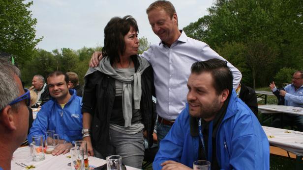 Ilse Benkö mit Klubobmann Johann Tschürtz und ihrem Nachfolger Markus Wiesler (links im Hintergrund) vor einigen Jahren bei einer Wahlkampfveranstaltung.