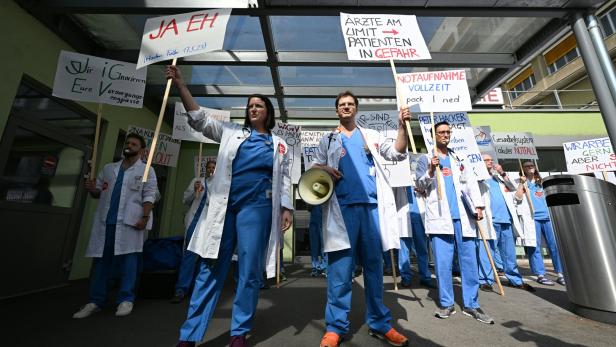 Ärzte streiken vor Wiener Klinik: "Patientin todkrank, Ärztin todmüde"