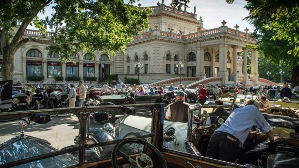 Klassische Oldtimer stehen vor dem Kurhaus Baden-Baden.