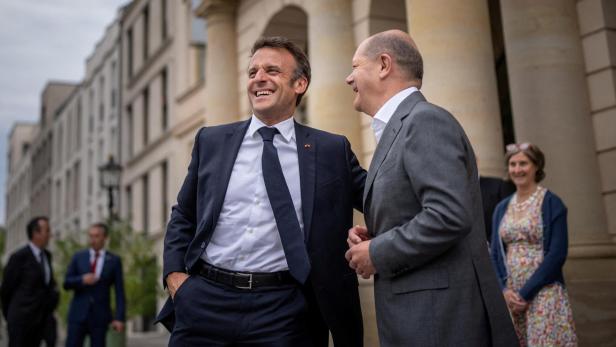 French President Macron, German Chancellor Scholz dine together