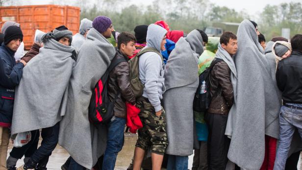 Flüchtlinge, die durch Österreich unterwegs sind, werden von den NGOs versorgt. Mit Decken, Lebensmitteln und auch medizinisch.