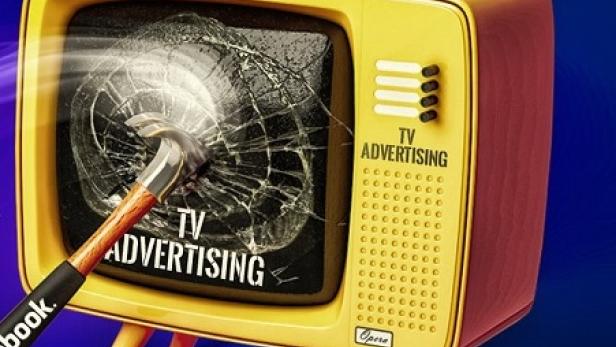 Ein Hammer zerschlägt den Bildschirm eines gelben Fernsehers, auf dem „TV Advertising“ steht.