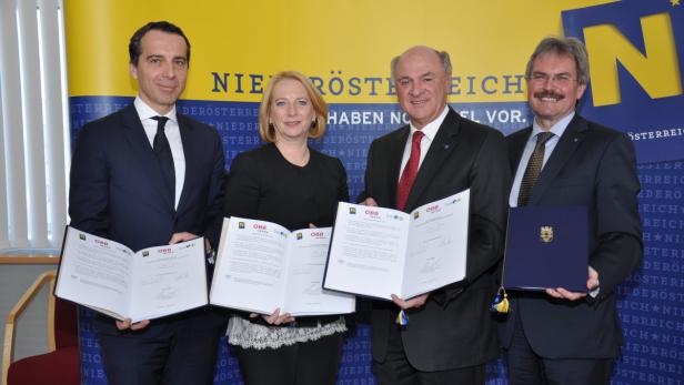 Christian Kern, Doris Bures, Erwin Pröll und Karl Wilfing (v.l.) unterzeichneten das Investitionspaket.