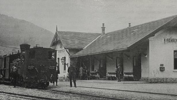 Der Bahnhof Kirchberg mit dem traditionellen Dampfzug.
