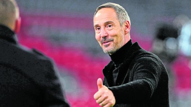 Marco Rose, Trainer von RB Leipzig, gibt einen Daumen nach oben.