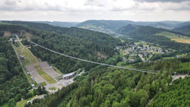 Die Hängebrücke „Titan RT“ überspannt ein bewaldetes Tal in Deutschland.
