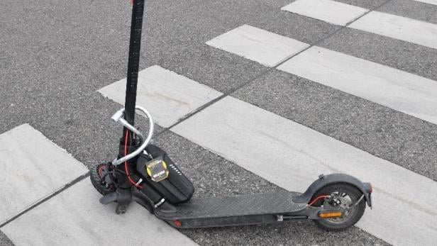 E-Scooter-Fahrer ignorierte rote Ampel: Autofahrerin rammte ihn