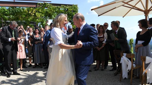 2018 war Russlands Präsident Wladimir Putin zu gast bei der Hochzeit der damaligen österreichischen Außenministern Karin Kneissl.