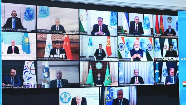 Die SCO-Videokonferenz, unter anderem mit Alexander Lukaschenko (oben rechts), Kassym-Schomart Tokajew (Kasachstan), Xi Jinping (China), Narendra Modi (Indien) und Ebrahim Raisi (Iran, alle 2. Reihe).