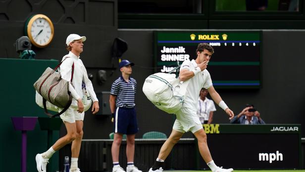 Jannik Sinner verlässt mit seiner Tennistasche den Platz in Wimbledon.