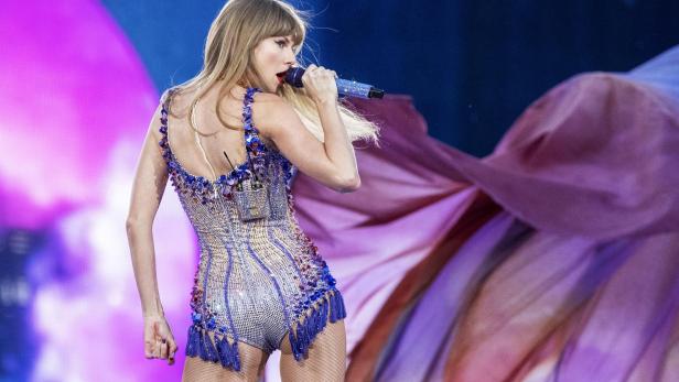 Taylor Swift performs in New Jersey