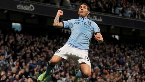 Ein Fußballspieler von Manchester City jubelt vor einer Zuschauermenge.