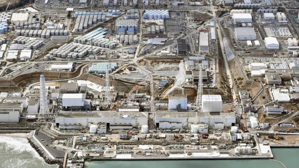 Luftaufnahme des Kernkraftwerks Fukushima Daiichi mit zahlreichen Tanks und Gebäuden.