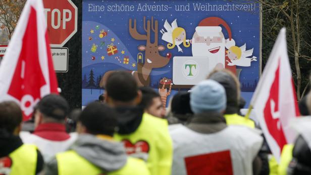 Mitarbeiter des KIK Zentrallagers aus Bönen demonstrierten am 04. Dezember in Mülheim vor der Tengelmann Zentrale.