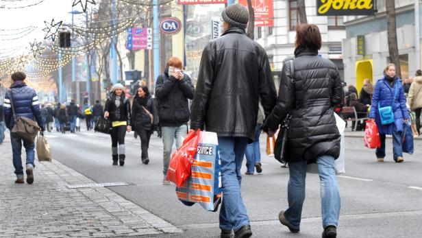Zwiespältige Zwischenbilanz: Zwar verlieren manche Geschäfte in der Fußgängerzone Kunden, Boutiquen verbuchen aber höhere Umsätze.