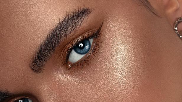 Eine Frau mit braunem Lidschatten und roséfarbenem Lippenstift.