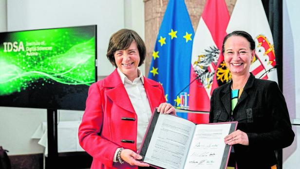 Claudia von der Linden, Vorsitzende des Gründungskonvents, und Stefanie Lindstaedt, die Gründungspräsidentin (v.l.)