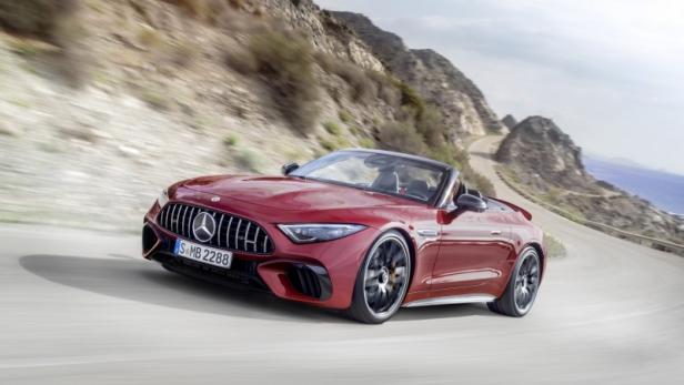 Der neue Mercedes-AMG SL, die Neuauflage, kehrt mit klassischem Stoffverdeck und sportlichem Charakter zurück zu seinen Wurzeln. Ihn zu fahren, macht Freude - Ohren und Augen aber sollte man schützen.