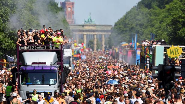 Die Technoparade vor dem Brandenburger Tor