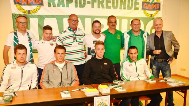 Für den guten Zweck: Christian Bauer (hinten Mitte) mit Spielern, Andy Marek und Fans