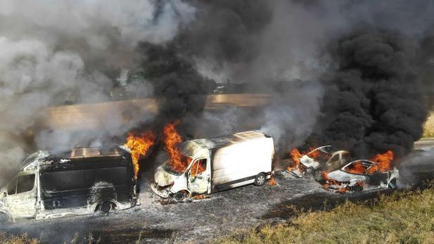 OÖ: Sechs geparkte Fahrzeuge brannten während Fußballspiel aus