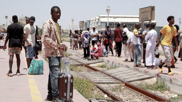 Libyer retten in tunesischer Wüste ausgesetzte Migranten