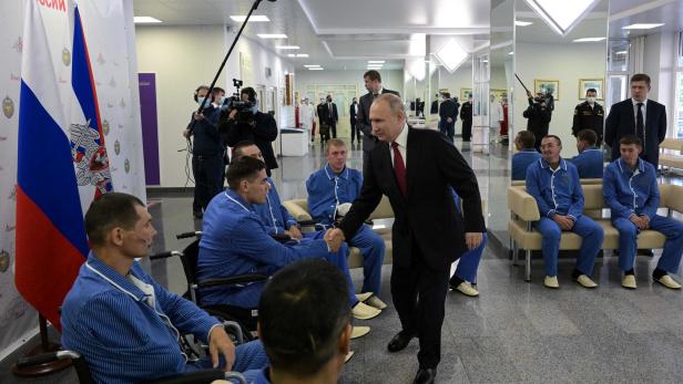 Präsident Putin stattet verwundeten russischen Soldaten im Vishnevsky Militärspital einen Besuch ab.