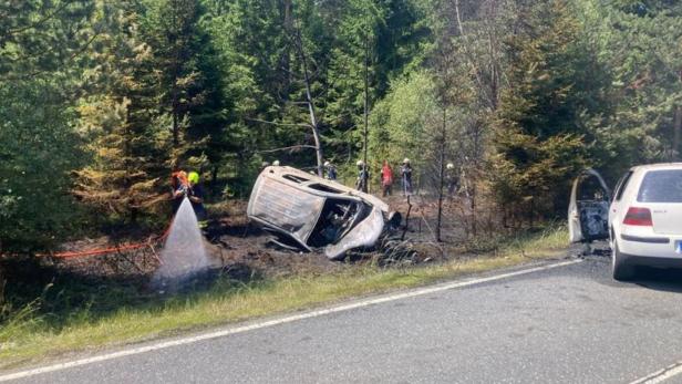 46-198447579 Lebensretter zerrten 26-Jährige aus brennendem Auto