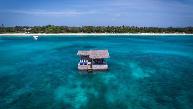 Die Kawayan Bar in Amanpulo, Philippinen, liegt auf dem türkisfarbenen Wasser.