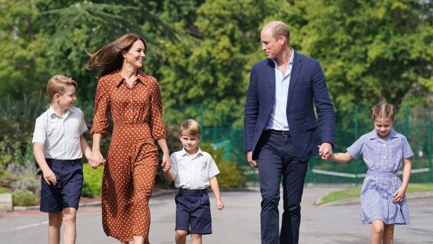 Prinz William, Prinzessin Kate und ihre Kinder gehen zusammen die Straße entlang.