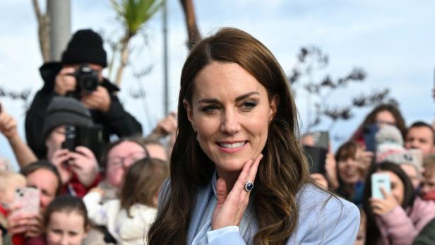 Catherine, Prinzessin von Wales, lächelt vor einer Menschenmenge.