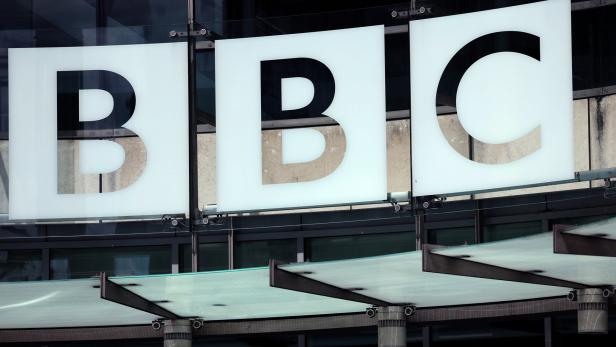Das BBC-Logo an einem Gebäude.